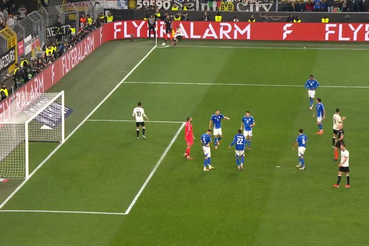 Τέτοια γκάφα δεν έχει ξαναγίνει: Ο Ντοναρούμα και οι συμπαίκτες του μιλούσαν στον διαιτητή και οι Γερμανοί έβαλαν γκολ από κόρνερ