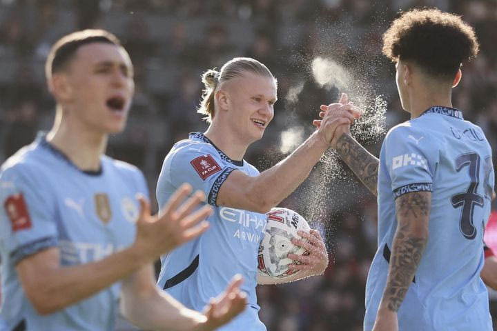 Ο Χάλαντ πανηγυρίζει με τους συμπαίκτες του το γκολ κόντρα στην Μπόρνμουθ