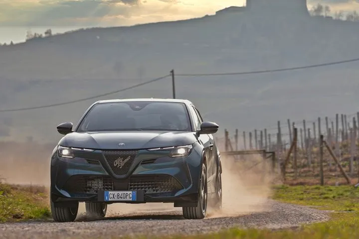 Στην Ελλάδα η τετρακίνητη Alfa Romeo Junior Ibrida Q4- “Άνοιξαν” οι παραγγελίες για το κομψό SUV
