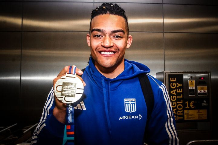 Καραλής: Αποθεώθηκε στην άφιξή του στο “Ελ. Βενιζέλος” μετά το χρυσό στο Ευρωπαϊκό κλειστού στίβου