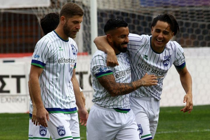 Οι παίκτες της Κηφισιάς πανηγυρίζουν το 1-0 επί του Πανιωνίου