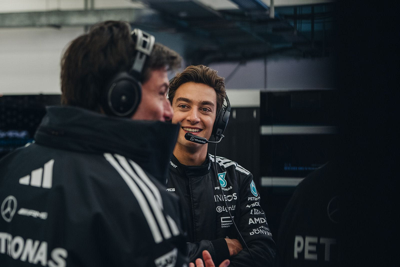 Ο Τζορτζ Ράσελ με τον Τότο Βολφ της Mercedes F1 στις χειμερινές δοκιμές εξέλιξης του Μπαχρέιν