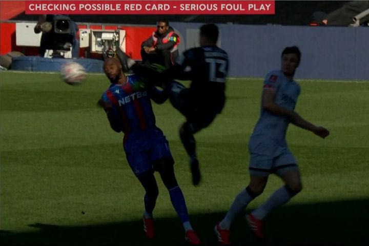 Κύπελλο Αγγλίας: Ο Ματετά της Κρίσταλ Πάλας χρειάστηκε οξυγόνο στο γήπεδο έπειτα από άγριο μαρκάρισμα από τον τερματοφύλακα της Μίλγουολ