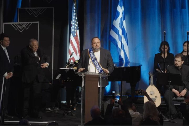 Ο Βαγγέλης Μαρινάκης μάθαινε τα γκολ του Ολυμπιακού, στην παρέλαση της ομογένειας στην 5η Λεωφόρο, με νεύματα από φίλους της ομάδας
