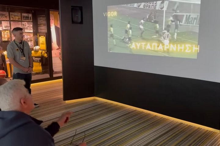 Ο Στέλιος Μανωλάς πήγε στο Μουσείο της ΑΕΚ στην OPAP Arena και είδε τη σπουδαία επέμβασή του στο ντέρμπι τίτλου με τον Ολυμπιακό