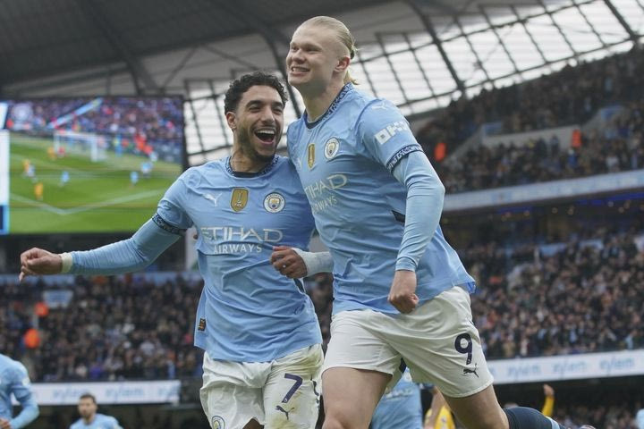 Ο Μαρμούς με τον Χάλαντ πανηγυρίζουν