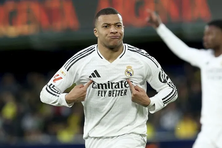 Ο Κιλιάν Εμπαπέ πανηγυρίζει δείχνοντας τη φανέλα της Ρεάλ