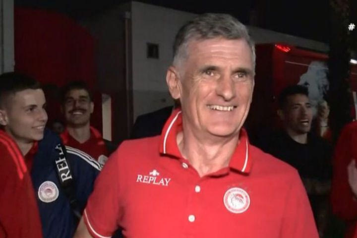 Τρομερό σκηνικό στον Ρέντη: Οι παίκτες έσπρωξαν τον Μεντιλίμπαρ για να αποθεωθεί