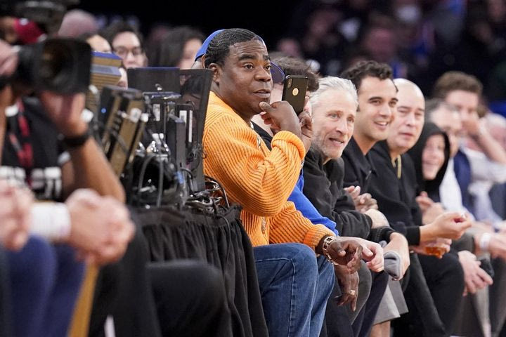 NBA: Ο κωμικός Τρέισι Μόργκαν έκανε εμετό στα court seats και έφυγε με αμαξίδιο από το παρκέ, διακόπηκε το Νικς-Χιτ
