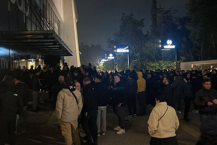 ΑΕΚ: Κόσμος συγκεντρώθηκε έξω από τα επίσημα της OPAP Arena και διαμαρτυρήθηκε