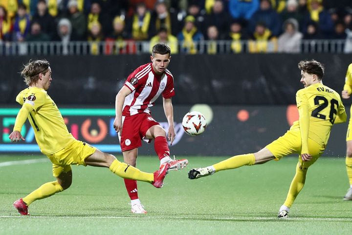 Μπόντο Γκλιμτ – Ολυμπιακός: Με ειδικές τάπες στα παπούτσια τους οι ερυθρόλευκοι για τον συνθετικό χλοοτάπητα, σε τι διαφέρουν από τις συμβατικές