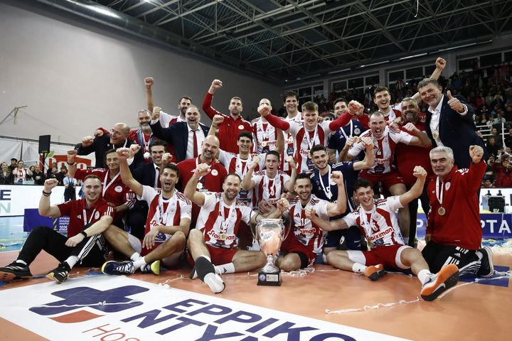 Κύπελλο βόλεϊ ανδρών: Οι ερυθρόλευκοι πανηγυρισμοί μετά το φινάλε του τελικού και η απονομή του τροπαίου