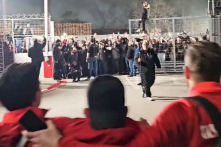 Ολυμπιακός: Το “είσαι στο μυαλό κάτι μαγικό” δόνησε το προπονητικό στο Ρέντη από τους παίκτες και τους φίλαθλους των ερυθρόλευκων