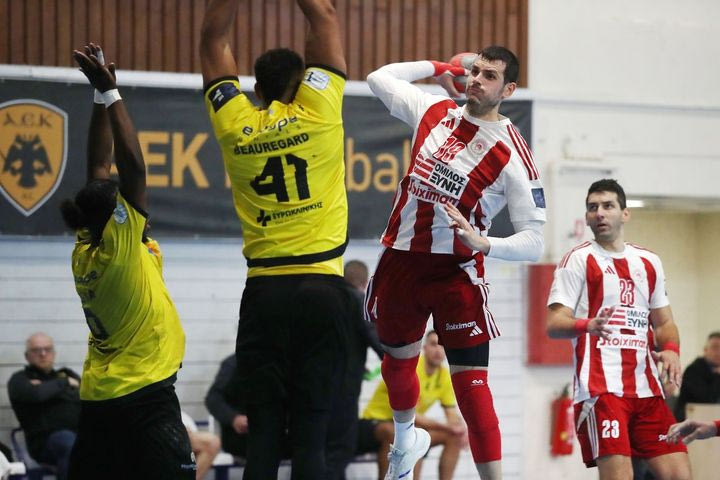 ΑΕΚ και Ολυμπιακός ρίχνονται στη μάχη για την πρόκριση στους 4 του EHF European Cup