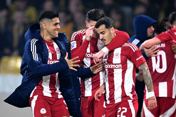 ΑΕΚ – Ολυμπιακός 0-1: Διπλό τίτλου για τους Πειραιώτες με γκολάρα του Τσικίνιο στο 90′