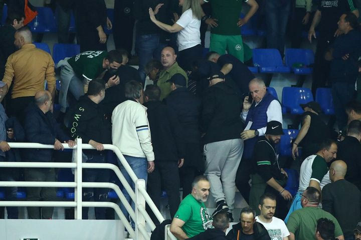 Παναθηναϊκός – ΠΑΟΚ: Μικρή διακοπή στον δεύτερο ημιτελικό, φίλαθλος μεταφέρθηκε εκτός γηπέδου με το φορείο έχοντας τις αισθήσεις του