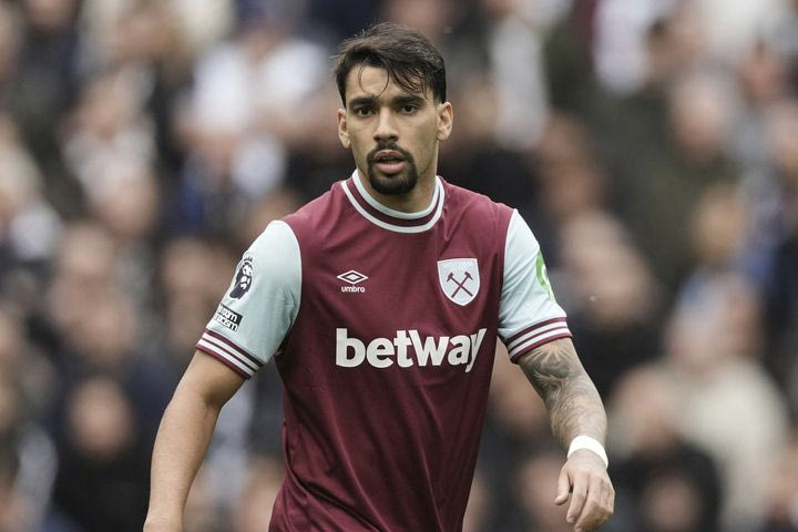 Ο Λούκας Πακετά με τη φανέλα της Γουέστ Χαμ