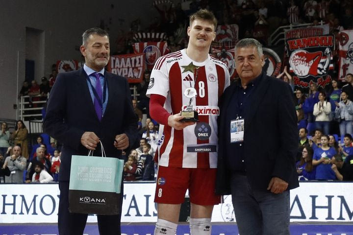 Κύπελλο βόλεϊ ανδρών: Ο Πέριν του Ολυμπιακού MVP του Final Four, τον σήκωσαν στα χέρια οι συμπαίκτες του μετά την παραλαβή του βραβείου
