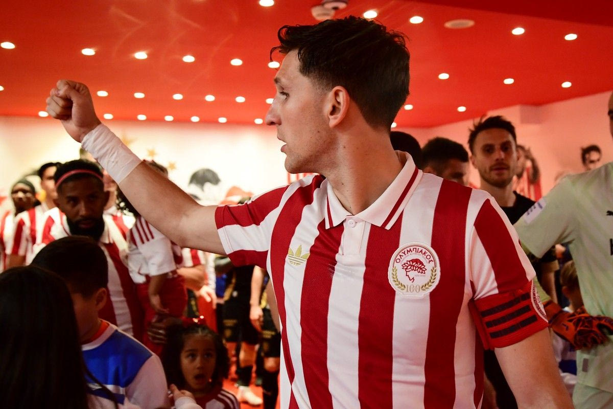 Ο Παναγιώτης Ρέτσος με το περιβραχιόνιο του αρχηγού στον αγώνα με τον ΟΦΗ