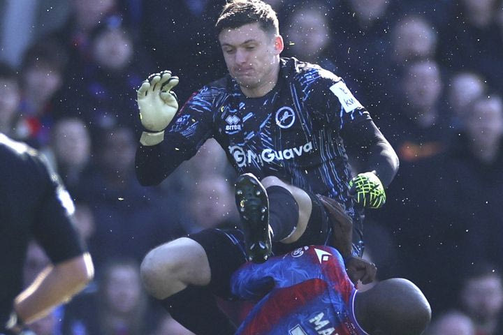 Η ποινή στον τερματοφύλακα της Μίλγουολ για το “δολοφονικό” μαρκάρισμα στον Ματετά ανέβηκε στις έξι αγωνιστικές