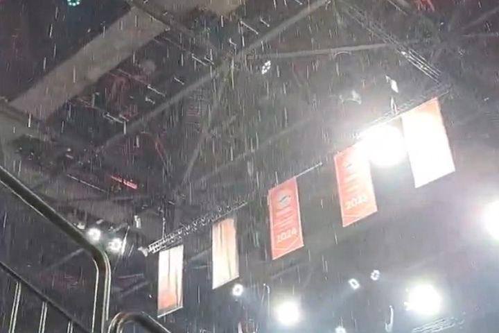 Απίστευτες εικόνες στο SAP Garden της Μπάγερν: Μεγάλη ποσότητα νερού στο γήπεδο λόγω προβλήματος στην οροφή