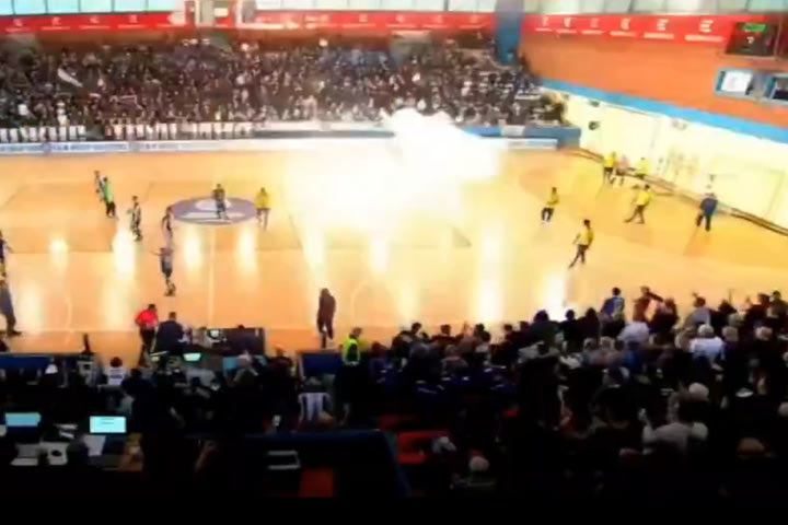 Η στιγμή που πέφτουν οι κροτίδες στο Παρτίζαν - ΑΕΚ