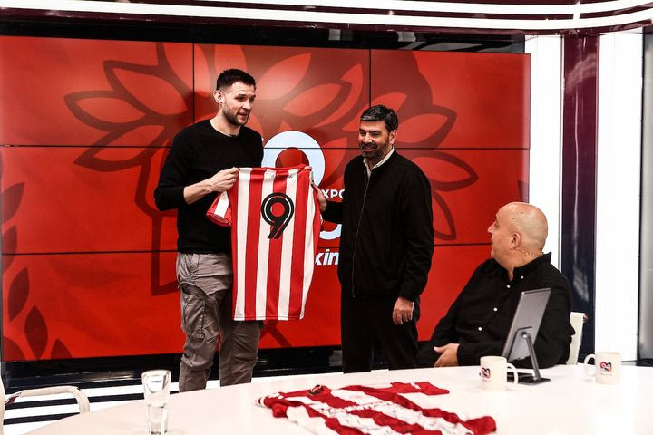 100 χρόνια Ολυμπιακός: Ο Διευθυντής του SPORT24, Παντελής Βλαχόπουλος, έδωσε στον Κώστα Παπανικολάου μία vintage υπογεγραμμένη φανέλα του Νίκου Αναστόπουλου