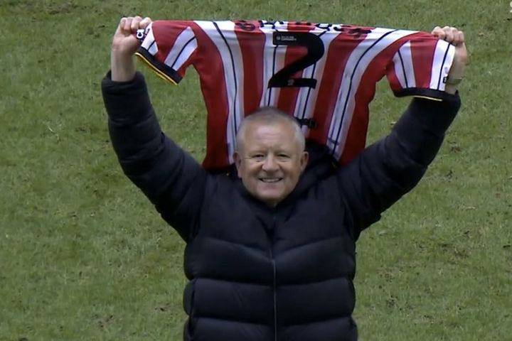 Ο Κρις Γουάιλντερ υψώνει τη φανέλα του Τζορτζ Μπάλντοκ