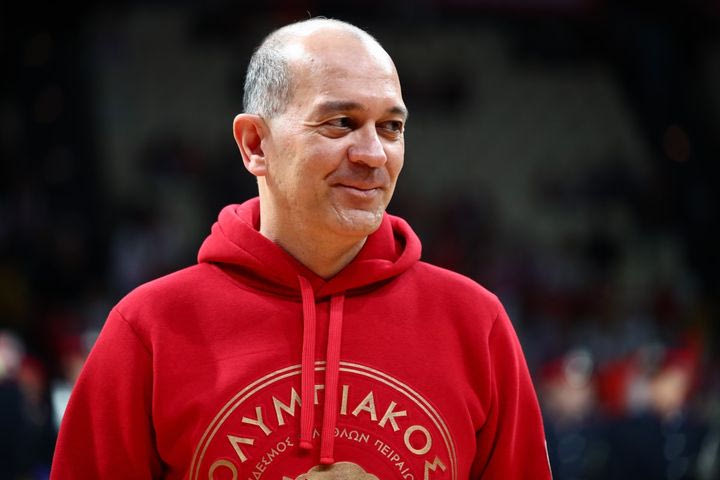 100 Χρόνια Ολυμπιακός: Με ερυθρόλεκα επετειακά φούτερ οι Αγγελόπουλοι