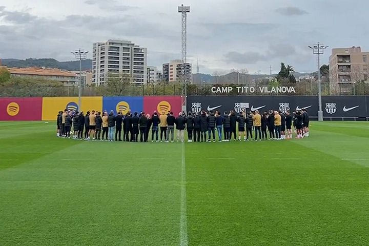 Μπαρτσελόνα: Παίκτες και τεχνικό επιτελείο κράτησαν σιγή ενός λεπτού, στη μνήμη του γιατρού της ομάδας