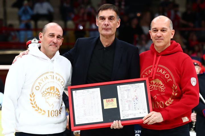 Ολυμπιακός – Κολοσσός: Παναγιώτης και Γιώργος Αγγελόπουλος βράβευσαν τον πολυνίκη Μπαρτζώκα