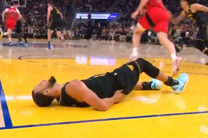 NBA: Ανησυχία στους Γουόριορς για Στεφ Κάρι, μετά από δυνατή πτώση του στο παρκέ