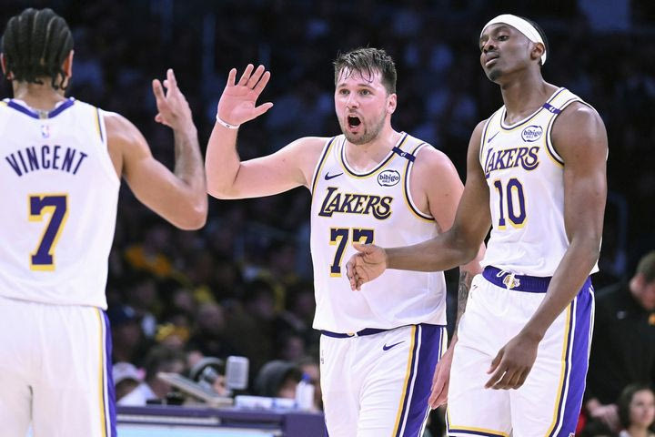 NBA: Οι Λέικερς “έσβησαν” τους Σανς με 33άρα του Ντόντσιτς, που έφτασε μία ανάσα από το triple-double
