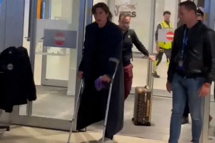 Ο Ντιμπάλα επέστρεψε στην Ρώμη με πατερίτσες: “Δεν ξέρω πότε θα γυρίσω στα γήπεδα”