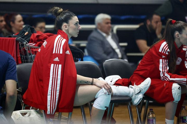 Volley League Γυναικών: Η Εμμανουηλίδου απέφυγε τα χειρότερα, ανακούφιση στον Ολυμπιακό
