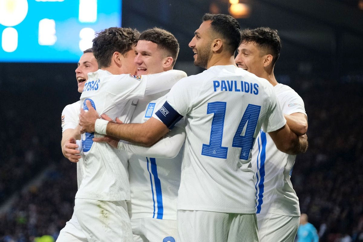 Οι παίκτες της Εθνικής Ελλάδας πανηγυρίζουν τη νίκη επί της Σκωτίας