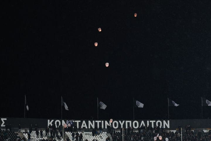 ΠΑΟΚ – Αστέρας Τρίπολης: Οι φίλοι του Δικέφαλου άναψαν 57 φαναράκια και τα άφησαν στον ουρανό της Τούμπας για τα θύματα των Τεμπών