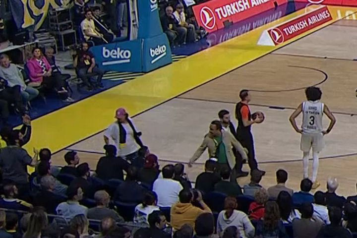 Ένταση στο Φενέρμπαχτσε – Παρί με αποβολή φιλάθλων