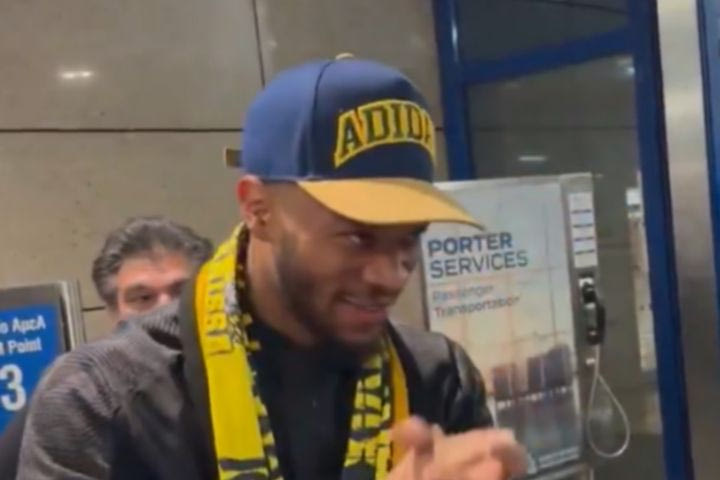 ΑΕΚ Betsson: Πάτησε Ελλάδα τα ξημερώματα ο Τάκερ και αποθεώθηκε από τον κόσμο της “Ένωσης” στο αεροδρόμιο
