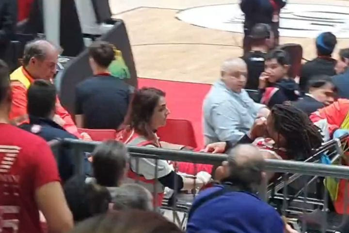 Ο Φρέντι Γκιλέσπι, που αποχώρησε με φορείο από το Αρμάνι – Φενέρμπαχτσε, απέφυγε τη ζημιά στο κεφάλι
