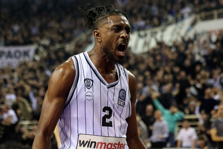 ΠΑΟΚ – Άρης 75-63: Ο Δικέφαλος κυριάρχησε στην τελική ευθεία του ντέρμπι και πήρε τη νίκη στο κατάμεστο “Παλατάκι”