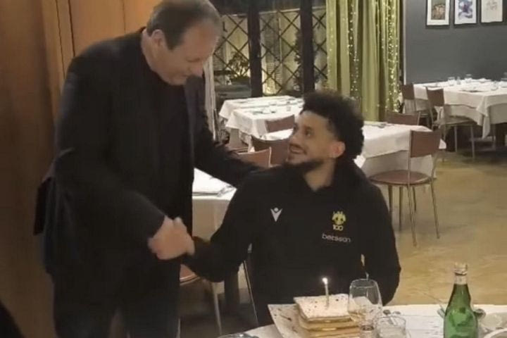 ΑΕΚ Betsson: Ο Χαμπ έσβησε τα κεράκια σε δείπνο που παρέθεσε ο Μάκης Αγγελόπουλος στην κιτρινόμαυρη αποστολή