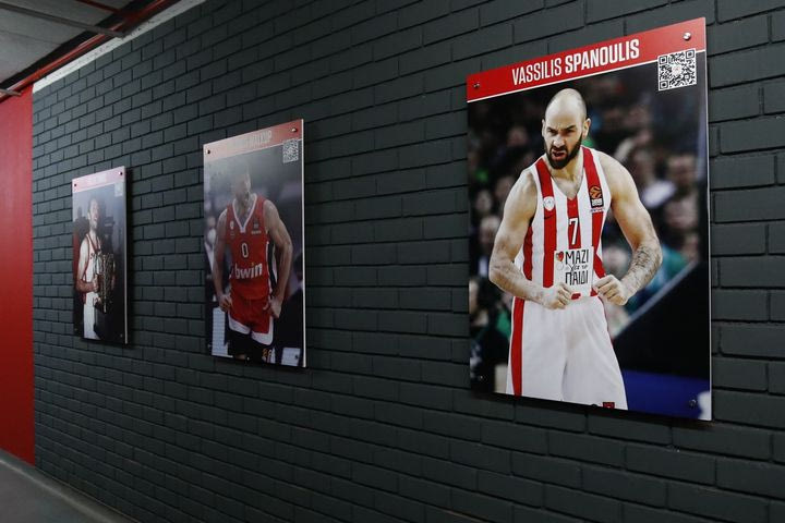 Κάδρα πρώην και νυν παικτών του Ολυμπιακού κοσμούν τον διάδρομο των αποδυτηρίων του ΣΕΦ