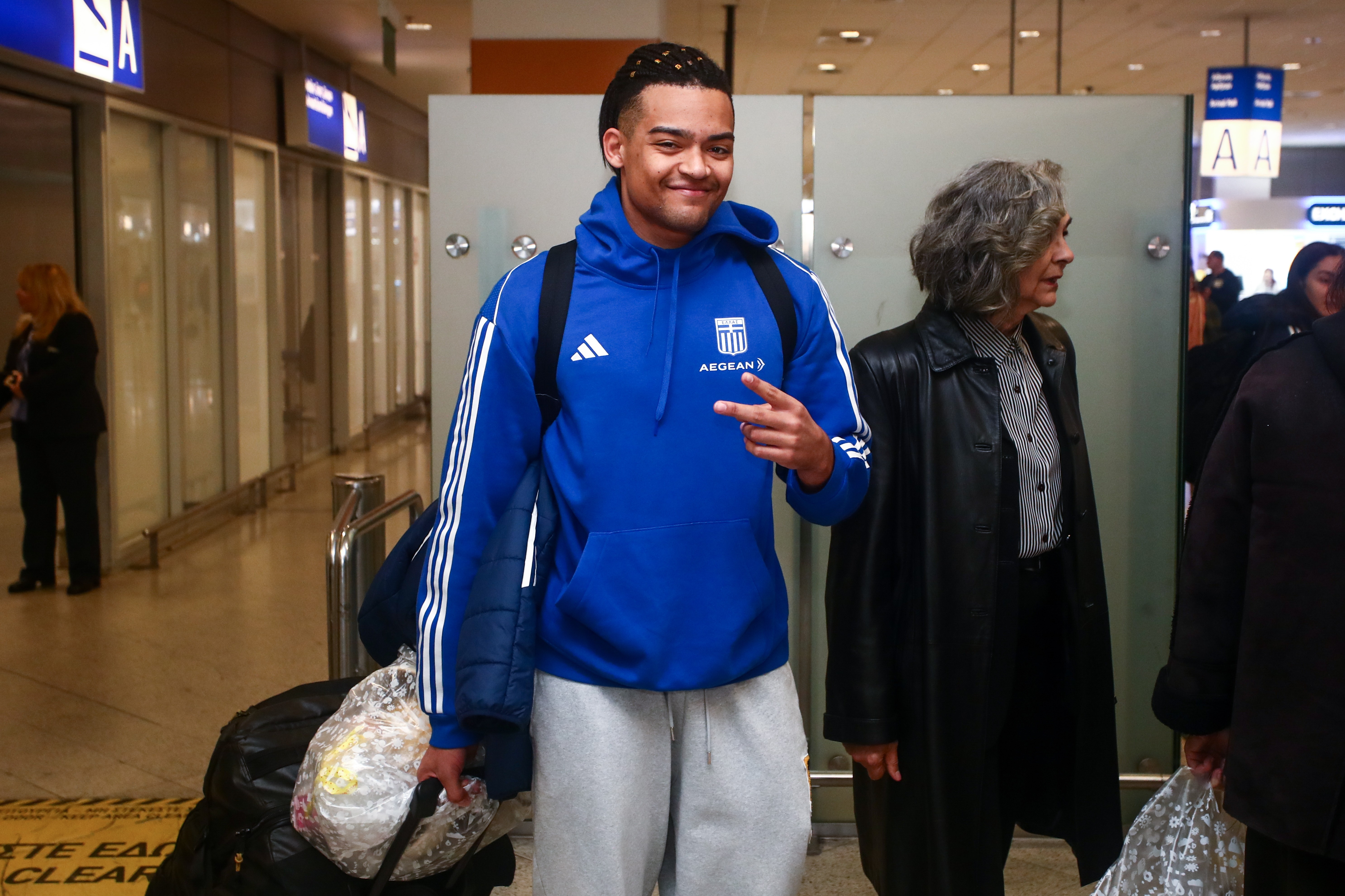 Ο Εμμανουήλ Καραλής κατά την άφιξή του στην Ελλάδα μετά από το Παγκόσμιο Πρωτάθλημα κλειστού στίβου