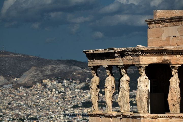 Ολυμπιακός: Η ανάρτηση της Μπόντο Γκλιμτ από την Ακρόπολη υπό τους ήχους μπουζουκιού