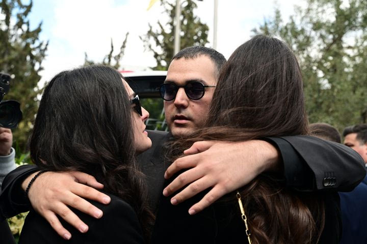 Τα παιδιά του Αλέξη Κούγια, Χρήστος και Μάιρα, στην κηδεία του