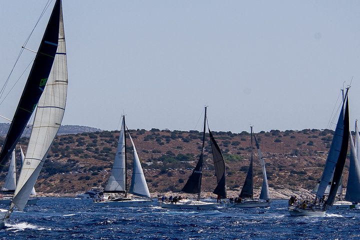 Σαράντα σκάφη με 300 ιστιοπλόους ανοίγουν πανιά για τον Πόρο