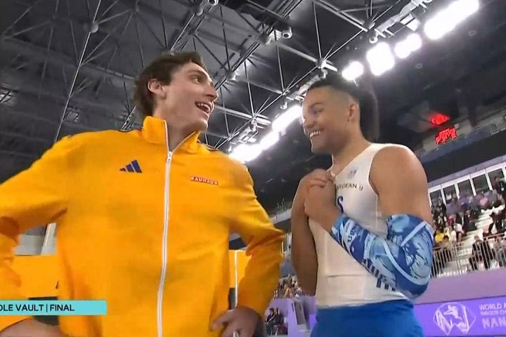 Ο μικρός διάλογος Καραλή – Ντουπλάντις μετά το πρώτο τους άλμα στα 5.70 μέτρα, χαμογελαστοί οι δύο πρωταθλητές