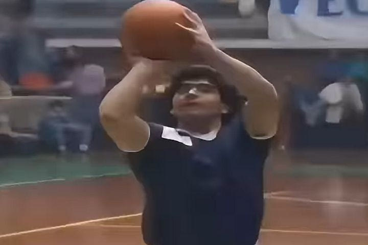Το σπάνιο και απίθανο video, με τον Ντιέγκο Μαραντόνα να παίζει μπάσκετ και να μαγεύει