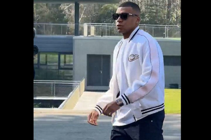 Κιλιάν Εμπαπέ: Εντυπωσιακή άφιξη στη συνάντηση της εθνική Γαλλίας με μπουφάν Dior αξίας 3.970 ευρώ